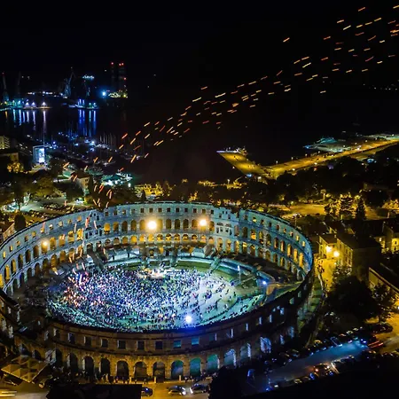 In Pula- Kroatien Mit Hohen Gaestebewertungen By Interhome Appartamento Pola